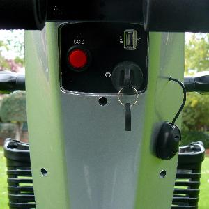 Scooter eléctrico modelo Grand Classe con puerto USB para carga de móvil