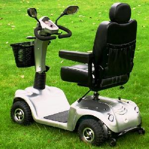 Scooter eléctrico modelo Grand Classe con cesta y ruedas antivuelco